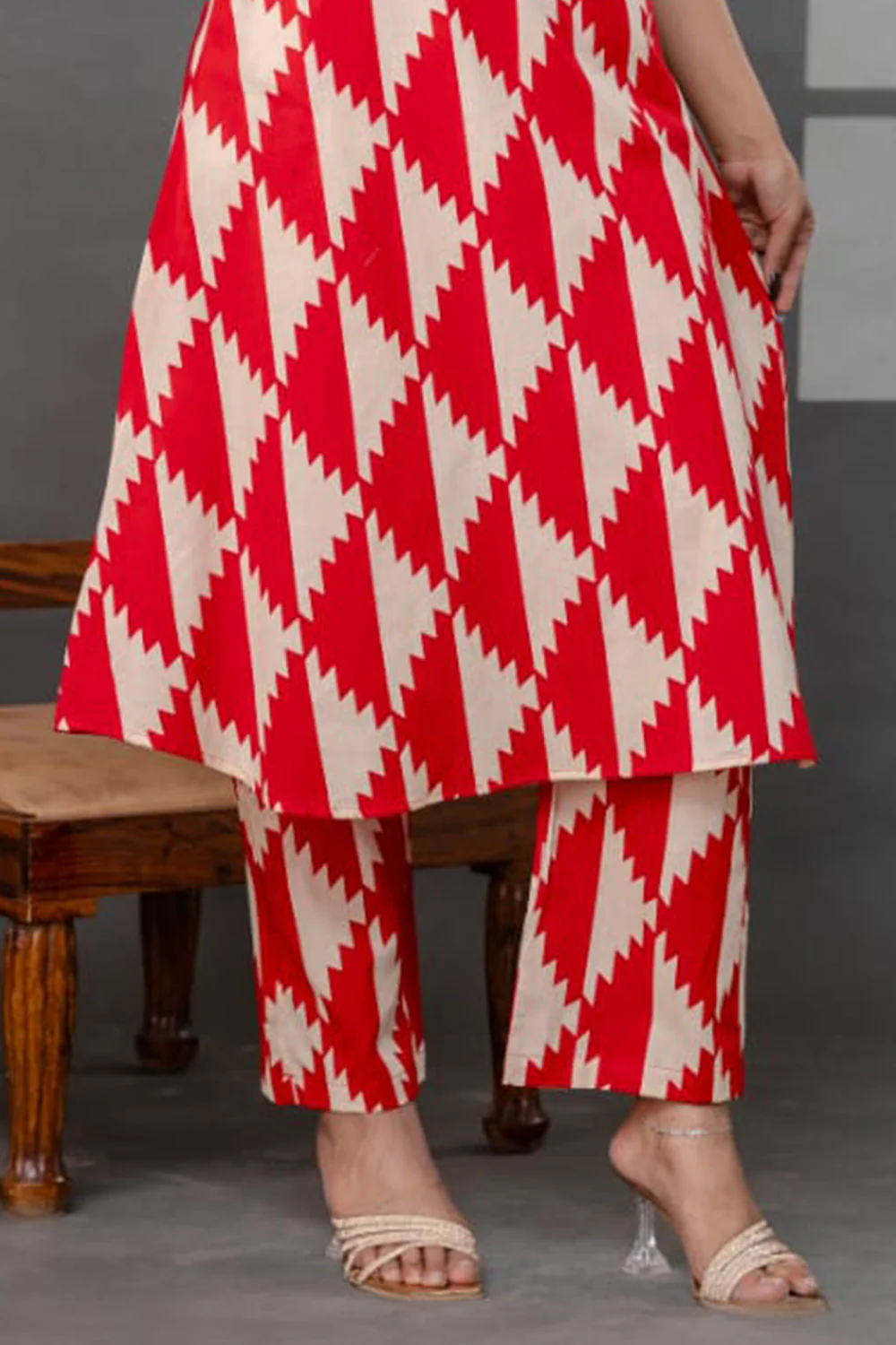 Beige And Red Printed Cotton Kurta Set - Image 3