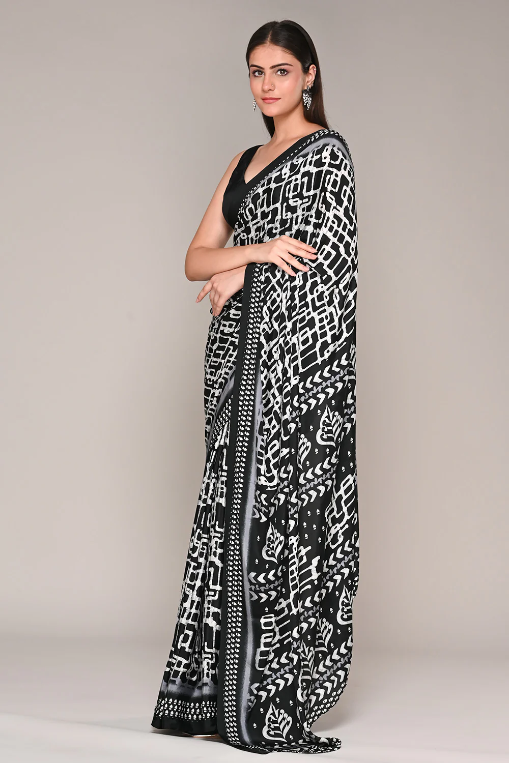 Black & White Color Crepe Printed Saree - Image 2