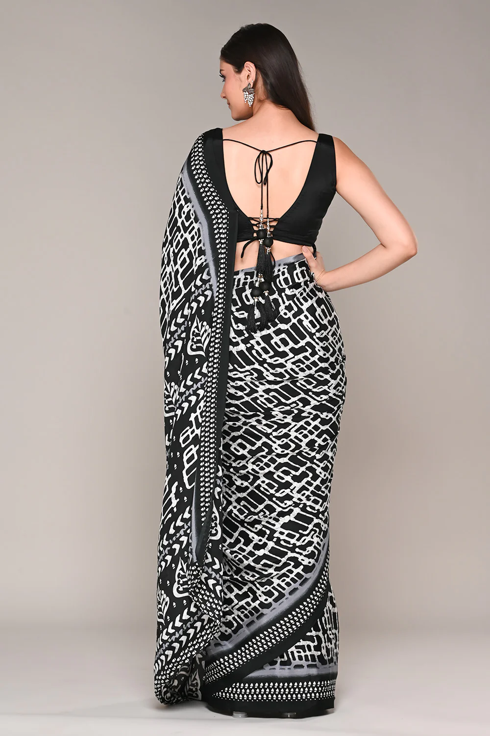 Black & White Color Crepe Printed Saree - Image 3