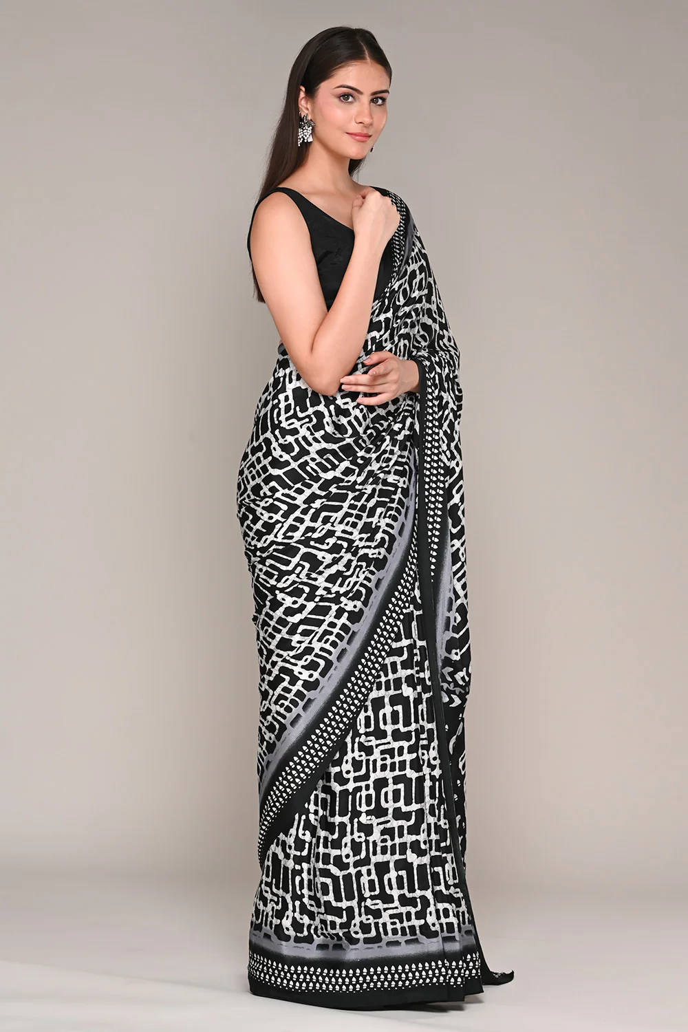 Black & White Color Crepe Printed Saree - Image 5