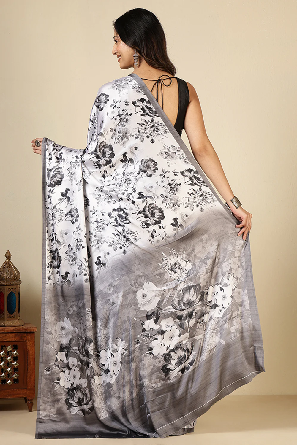 Black & White Floral Printed Crepe Silk Saree - Image 5