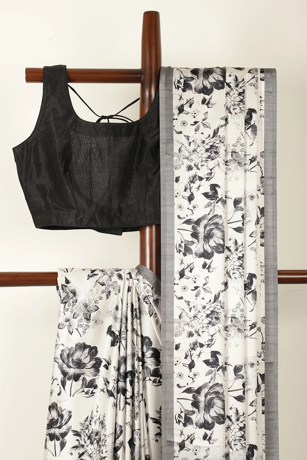 Black & White Floral Printed Crepe Silk Saree - Image 7