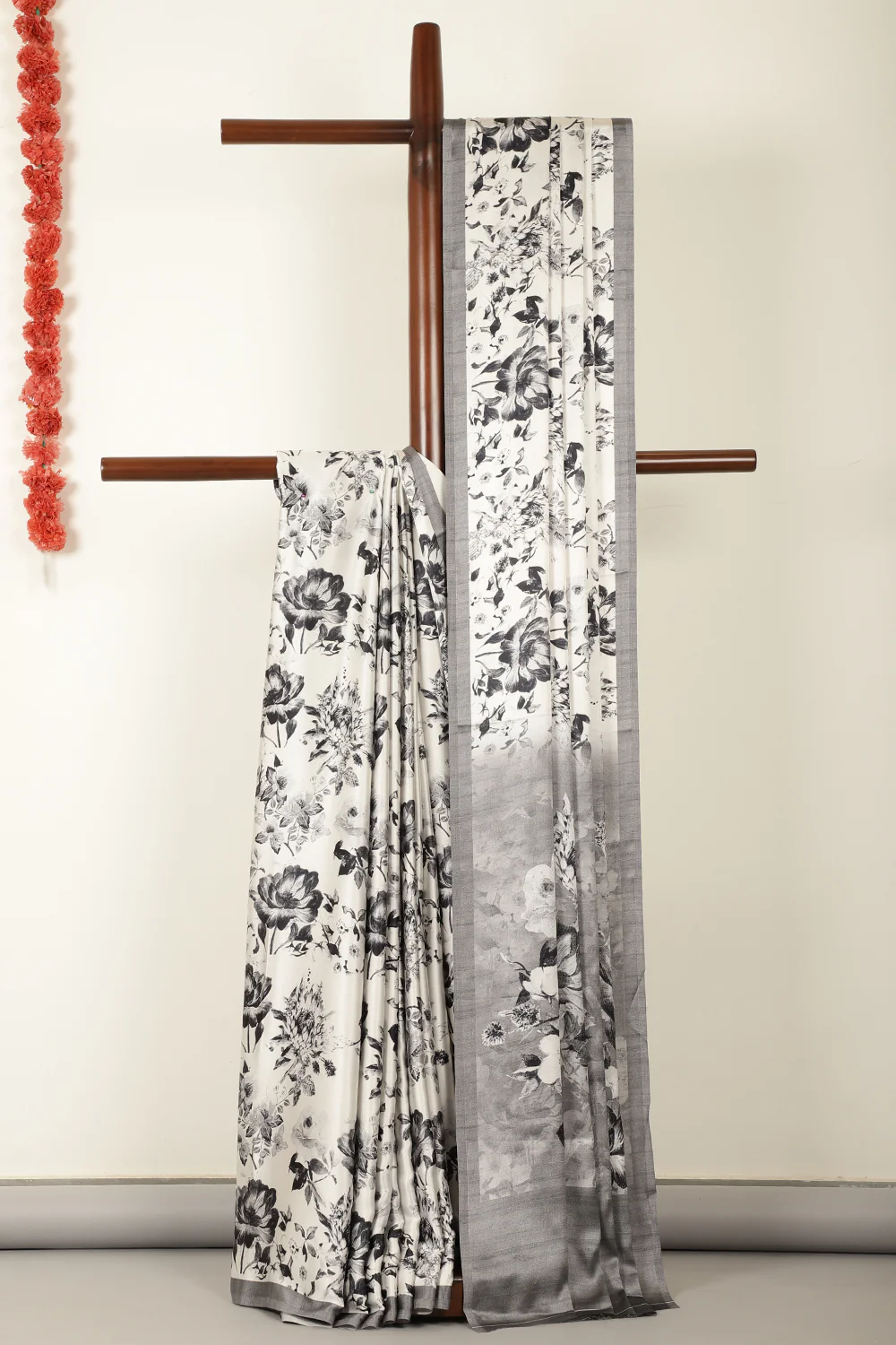Black & White Floral Printed Crepe Silk Saree - Image 9