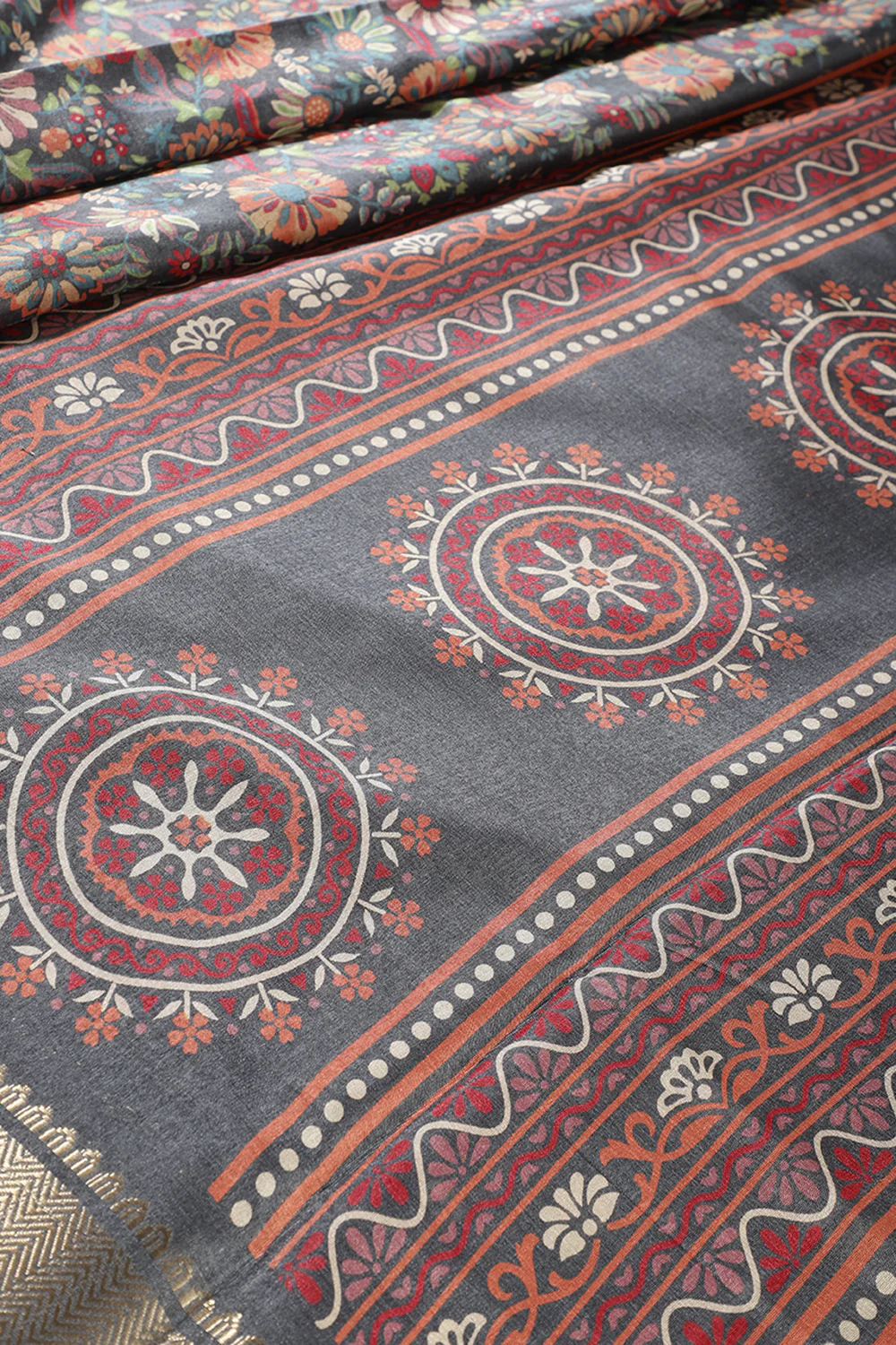 Grey Colour Floral Printed Cotton Silk Saree - Image 3