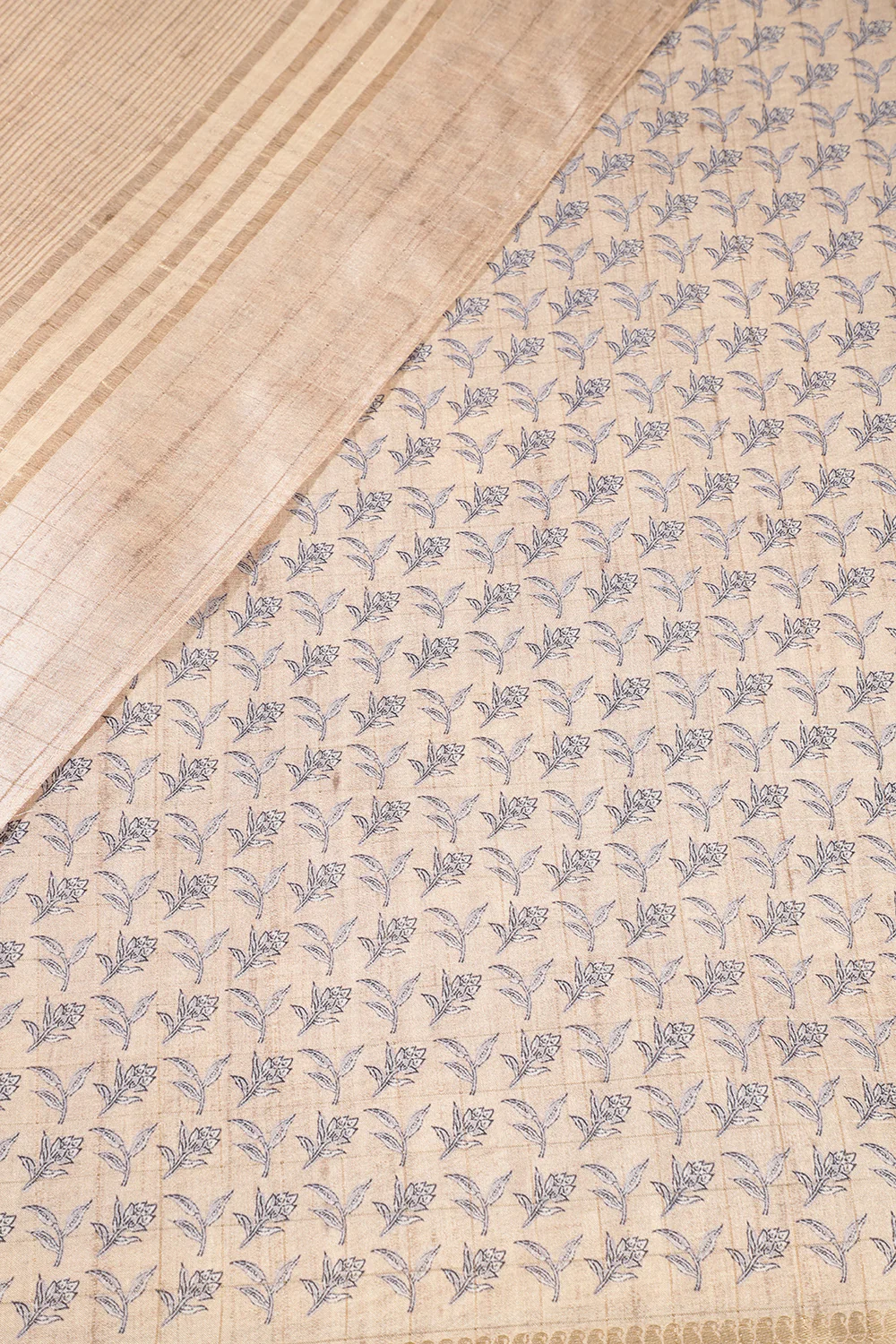 Grey Cotton Silk Floral Printed Saree - Image 3