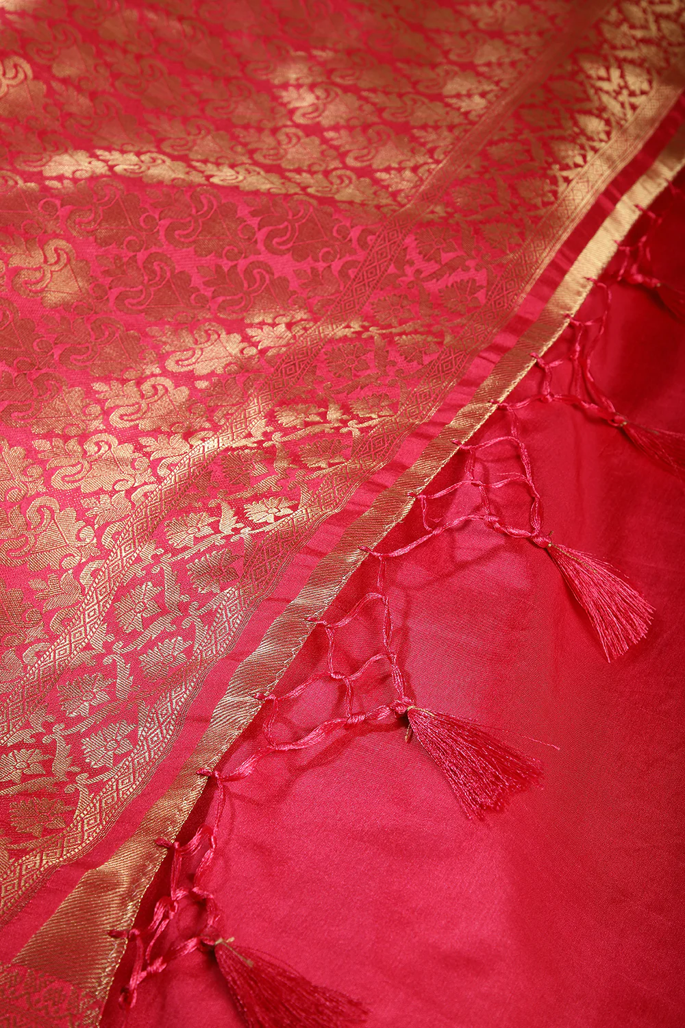 Magenta Pink Color Woven Silk Saree - Image 4