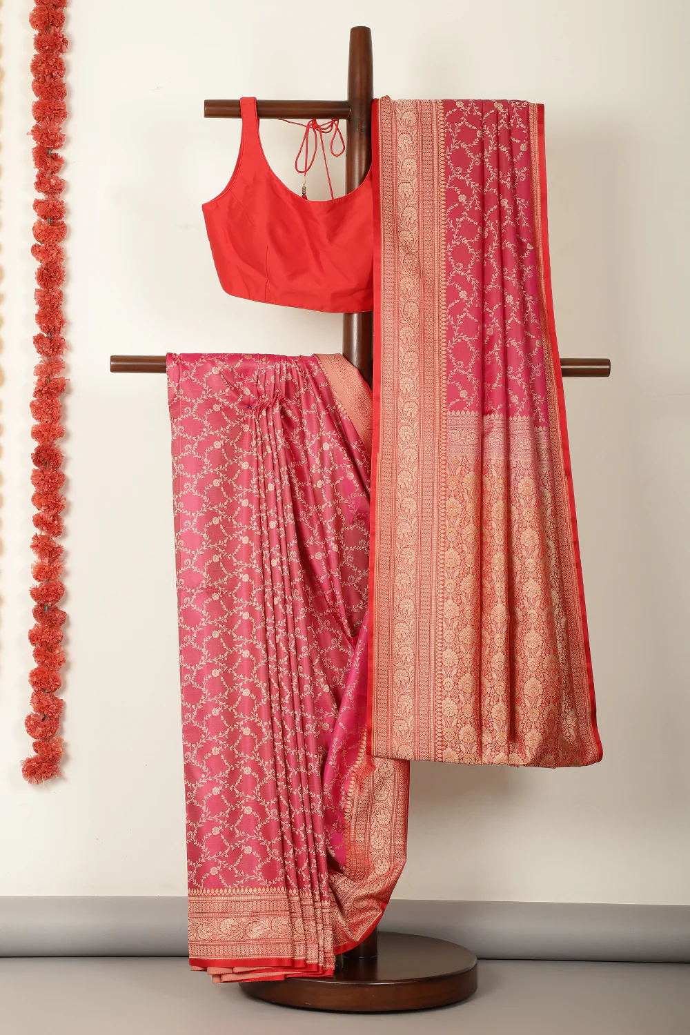 Magenta & Red Dual Toned Silk Floral Jal Woven Saree - Image 2