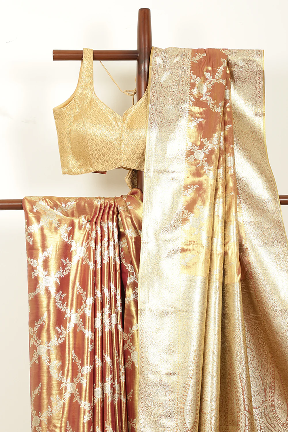 Maroon & Gold Dual Toned Silk Woven Banarsi Saree - Image 3