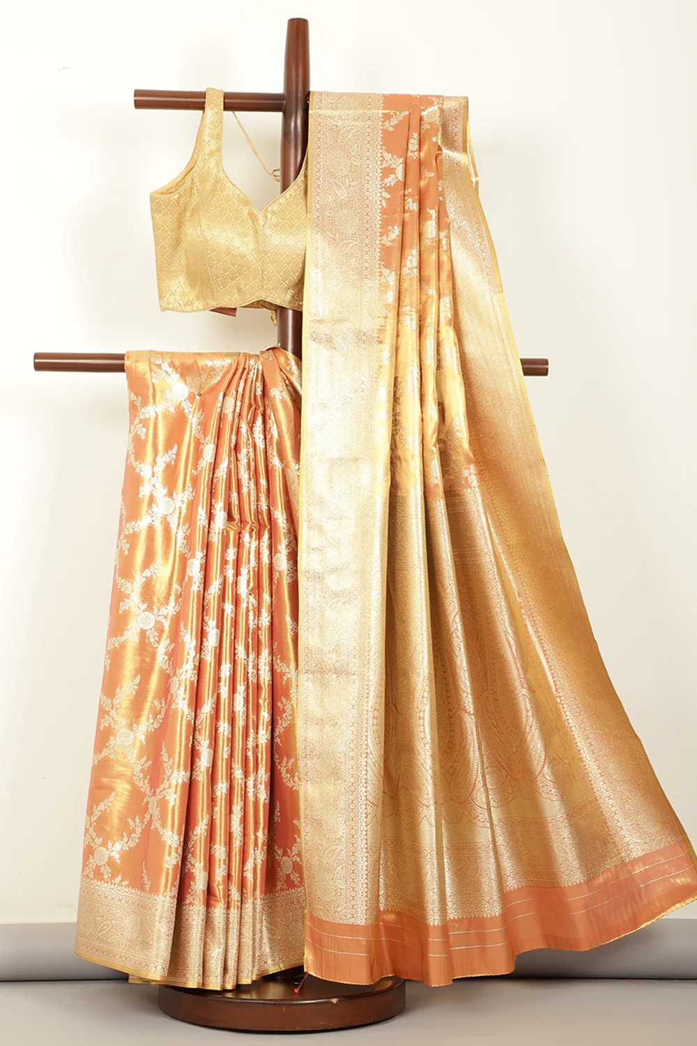 Rani & Gold Dual Toned Silk Woven Banarsi Saree - Image 4