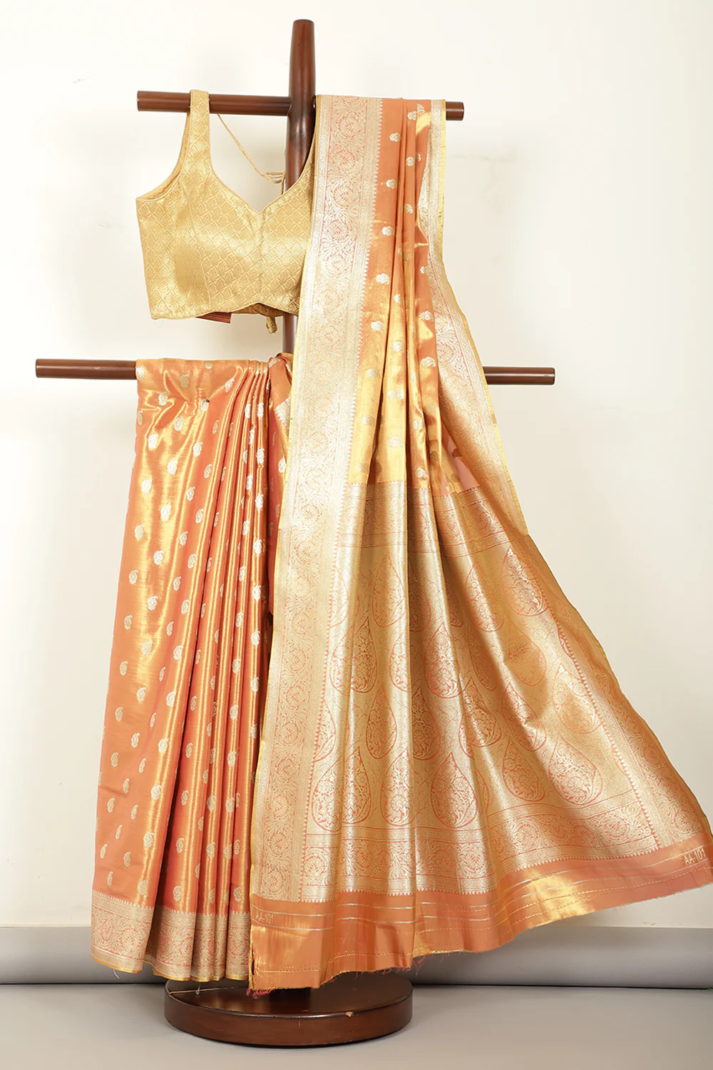 Rani & Gold Dual Toned Silk Woven Saree - Image 4