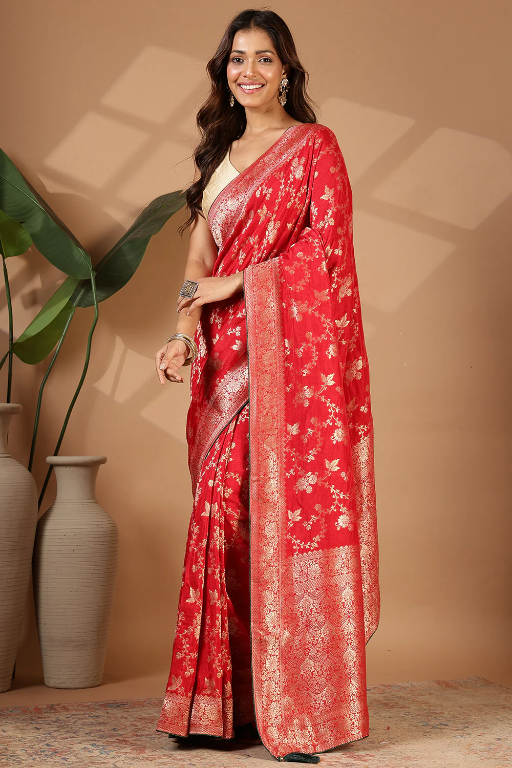 Red Banarasi Silk Zari Floral Zaal Woven Saree - Image 3