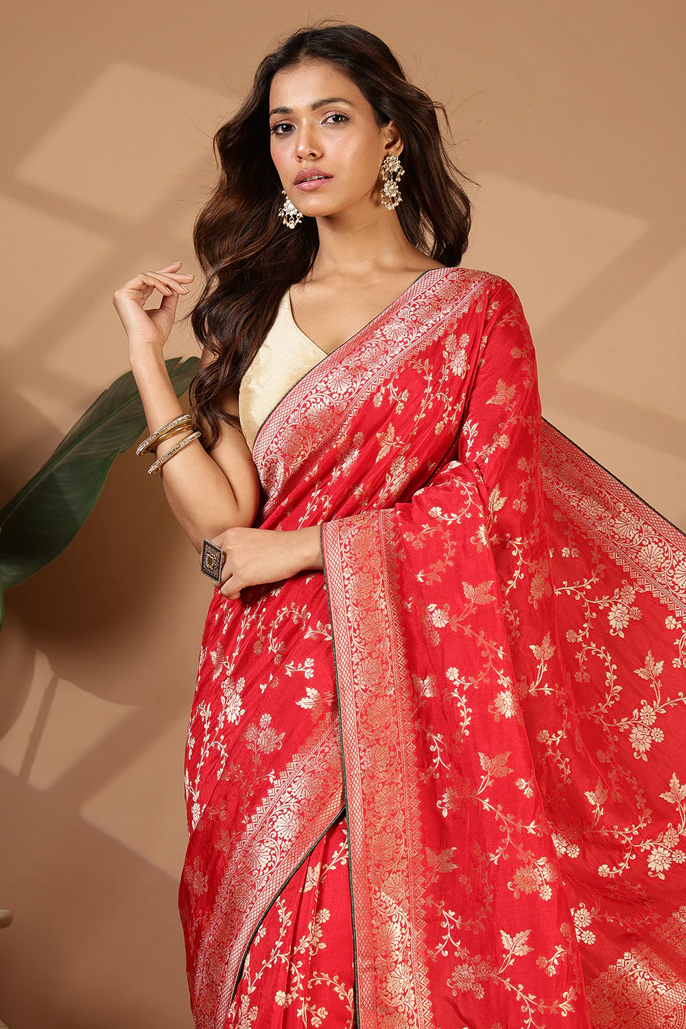 Red Banarasi Silk Zari Floral Zaal Woven Saree - Image 4