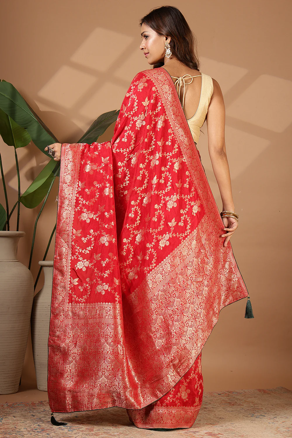 Red Banarasi Silk Zari Floral Zaal Woven Saree - Image 5