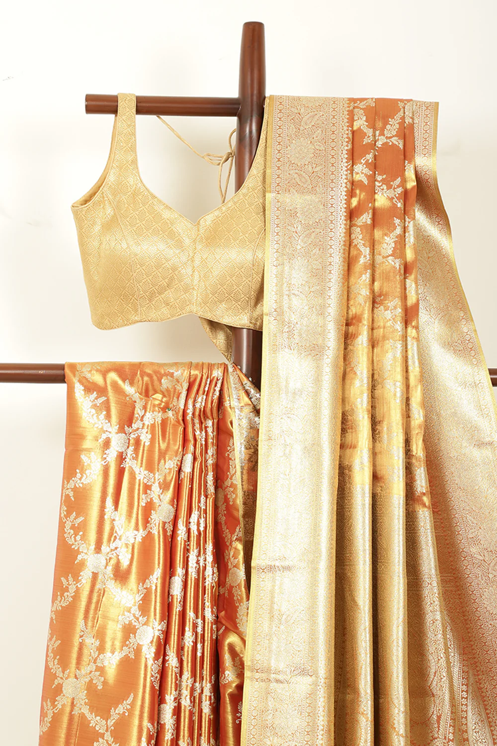 Red & Gold Dual Toned Silk Woven Banarsi Saree - Image 3