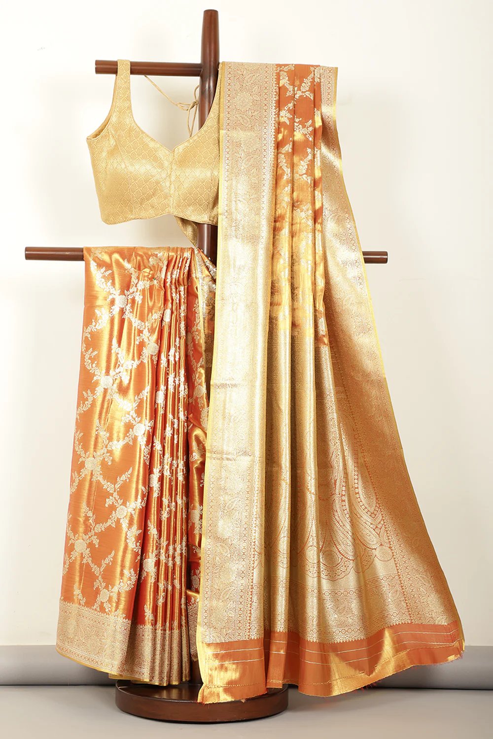 Red & Gold Dual Toned Silk Woven Banarsi Saree - Image 4