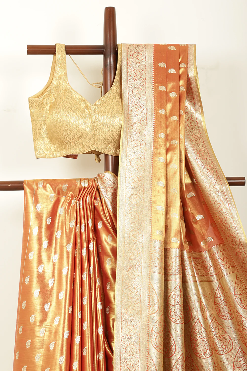 Red & Gold Dual Toned Silk Woven Saree - Image 3