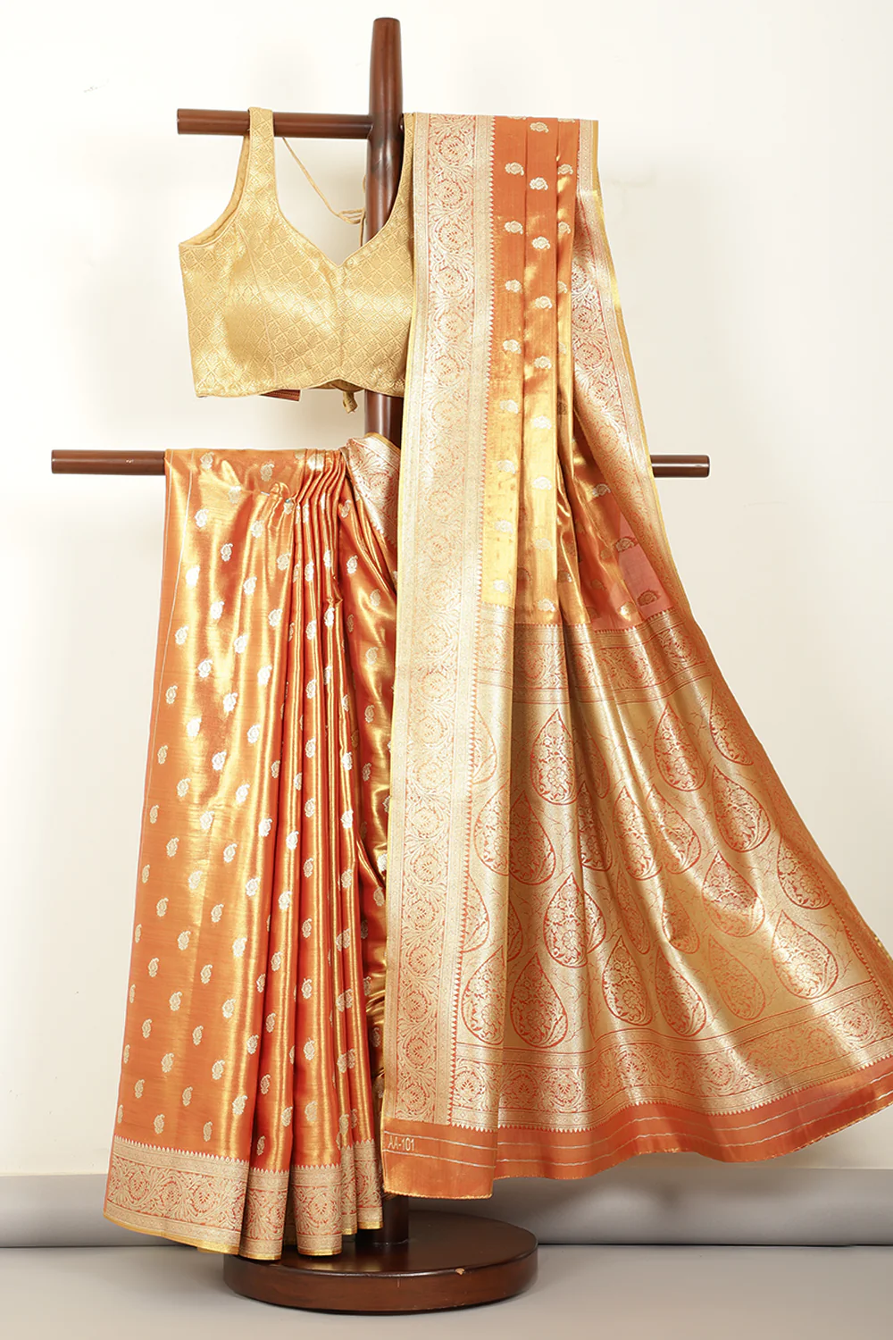 Red & Gold Dual Toned Silk Woven Saree - Image 4