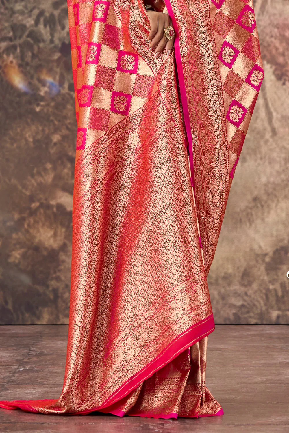 Red & Magenta Silk Zari Woven Saree - Image 3