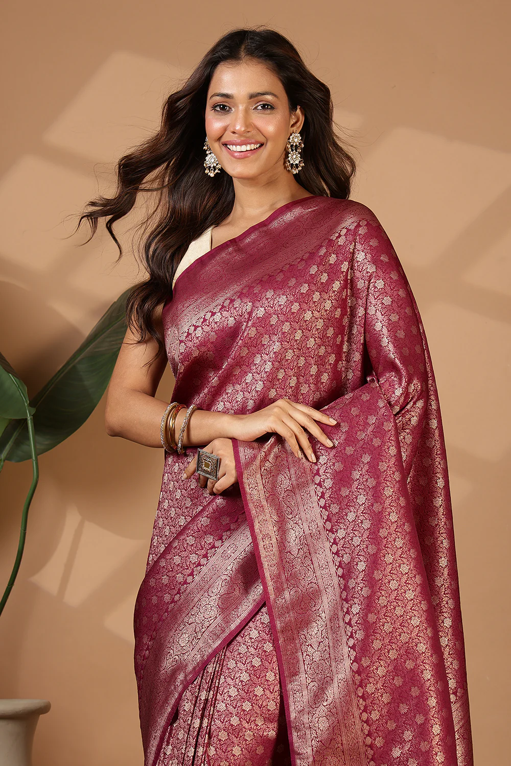 Wine Floral Zaal Woven Soft Silk Saree - Image 5